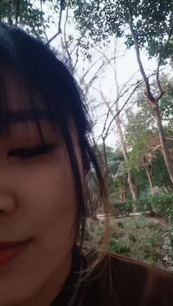 【有奶水的小少妇】，农村小媳妇，留守在家寂寞了，跑到小树林里，挤奶水，抠骚逼，紧张刺激有趣 截图4