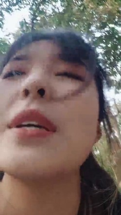 【有奶水的小少妇】，农村小媳妇，留守在家寂寞了，跑到小树林里，挤奶水，抠骚逼，紧张刺激有趣 截图5