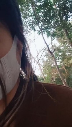 【有奶水的小少妇】，农村小媳妇，留守在家寂寞了，跑到小树林里，挤奶水，抠骚逼，紧张刺激有趣 截图6