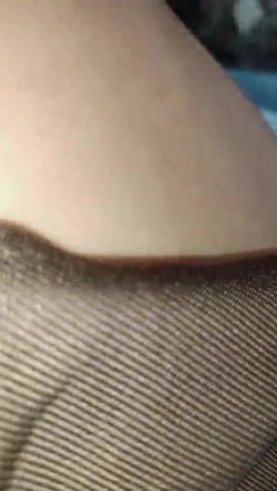 【有奶水的小少妇】，农村小媳妇，留守在家寂寞了，跑到小树林里，挤奶水，抠骚逼，紧张刺激有趣 截图8