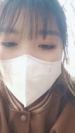 【有奶水的小少妇】，农村小媳妇，留守在家寂寞了，跑到小树林里，挤奶水，抠骚逼，紧张刺激有趣 截图11