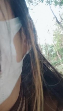 【有奶水的小少妇】，农村小媳妇，留守在家寂寞了，跑到小树林里，挤奶水，抠骚逼，紧张刺激有趣 截图12