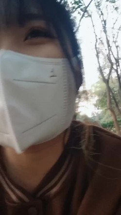【有奶水的小少妇】，农村小媳妇，留守在家寂寞了，跑到小树林里，挤奶水，抠骚逼，紧张刺激有趣 截图13