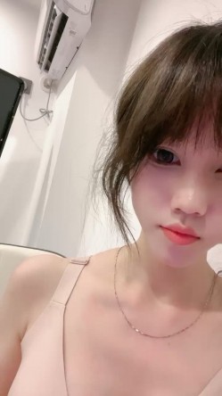 极品尤物【乔乔】超棒身材美乳，脱下内裤摇摆翘臀，特写多毛粉穴，黄瓜磨蹭骚逼，手指揉搓扣入 截图1
