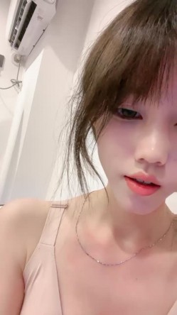 极品尤物【乔乔】超棒身材美乳，脱下内裤摇摆翘臀，特写多毛粉穴，黄瓜磨蹭骚逼，手指揉搓扣入 截图2