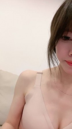 极品尤物【乔乔】超棒身材美乳，脱下内裤摇摆翘臀，特写多毛粉穴，黄瓜磨蹭骚逼，手指揉搓扣入 截图4