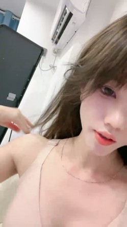 极品尤物【乔乔】超棒身材美乳，脱下内裤摇摆翘臀，特写多毛粉穴，黄瓜磨蹭骚逼，手指揉搓扣入 截图6
