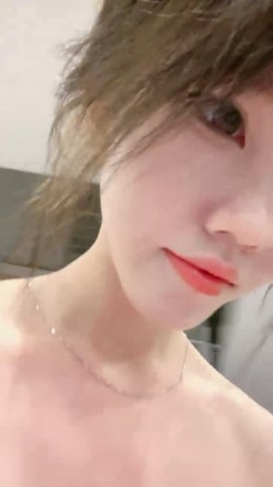 极品尤物【乔乔】超棒身材美乳，脱下内裤摇摆翘臀，特写多毛粉穴，黄瓜磨蹭骚逼，手指揉搓扣入 截图9