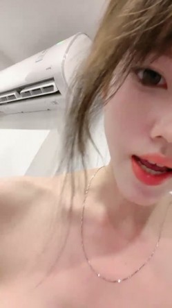 极品尤物【乔乔】超棒身材美乳，脱下内裤摇摆翘臀，特写多毛粉穴，黄瓜磨蹭骚逼，手指揉搓扣入 截图11