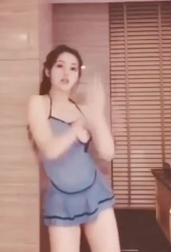 【重磅福利】全网稀缺资源 ️最新高端淫妻私密群内部福利 人前女神 人后母狗 淫乱女神篇 截图1