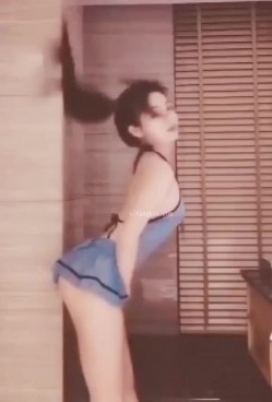 【重磅福利】全网稀缺资源 ️最新高端淫妻私密群内部福利 人前女神 人后母狗 淫乱女神篇 截图4