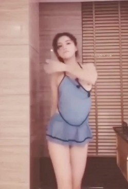 【重磅福利】全网稀缺资源 ️最新高端淫妻私密群内部福利 人前女神 人后母狗 淫乱女神篇 截图5