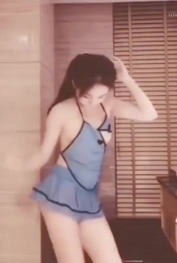 【重磅福利】全网稀缺资源 ️最新高端淫妻私密群内部福利 人前女神 人后母狗 淫乱女神篇 截图6