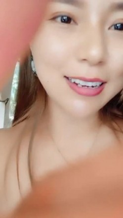 高颜值少妇 户外车震 口交 全裸诱惑 炮友用手指扣对方的逼 水很多 女上位啪了几下 口暴 非常诱人 截图2
