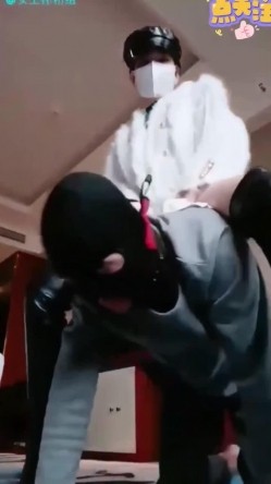 【女王调教】极品长靴白丝包臀制服美腿女王调教第一次当狗的M男，对狗奴极致人格羞辱 截图2