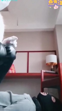 【女王调教】极品长靴白丝包臀制服美腿女王调教第一次当狗的M男，对狗奴极致人格羞辱 截图3