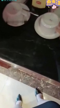 【女王调教】极品长靴白丝包臀制服美腿女王调教第一次当狗的M男，对狗奴极致人格羞辱 截图12