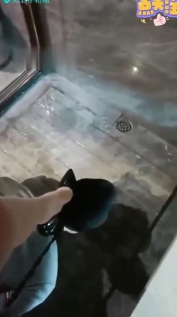 【女王调教】极品长靴白丝包臀制服美腿女王调教第一次当狗的M男，对狗奴极致人格羞辱 截图13