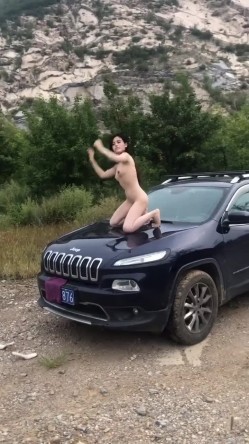 推特上海反差女神，清纯大眼睛极品模特【白甜】大尺度视图，户外裸拍露乳开车全裸压马路 截图4