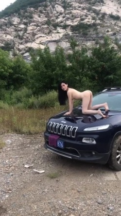 推特上海反差女神，清纯大眼睛极品模特【白甜】大尺度视图，户外裸拍露乳开车全裸压马路 截图7
