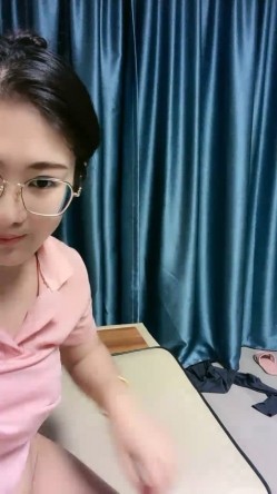 极品巨乳-刚生完娃儿的宝妈：奶水充足，下面也饥渴如洪水，湿润一塌煳涂，好久没操逼了，一摸久湿！ 截图7