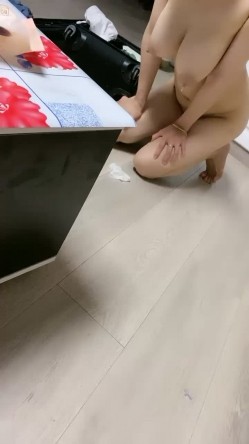 极品巨乳-刚生完娃儿的宝妈：奶水充足，下面也饥渴如洪水，湿润一塌煳涂，好久没操逼了，一摸久湿！ 截图12