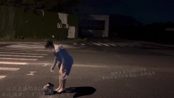 精品推荐 反差小母狗【岛屿】又约闺蜜户外肛塞露出了，被NPC路人不断偷拍，脱光漫步于城市马路上 截图4