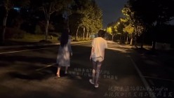 精品推荐 反差小母狗【岛屿】又约闺蜜户外肛塞露出了，被NPC路人不断偷拍，脱光漫步于城市马路上 截图11