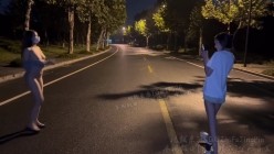 精品推荐 反差小母狗【岛屿】又约闺蜜户外肛塞露出了，被NPC路人不断偷拍，脱光漫步于城市马路上 截图12