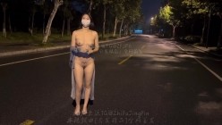 精品推荐 反差小母狗【岛屿】又约闺蜜户外肛塞露出了，被NPC路人不断偷拍，脱光漫步于城市马路上 截图15