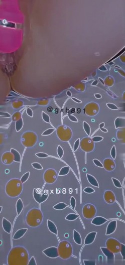 《极品反差淫妻泄密》真实骚妻居家活动无套内射刷锅第一人！推特网红NTR顶级绿帽奴GXB私拍调教啪啪3P美臀粉屄真不错 截图7