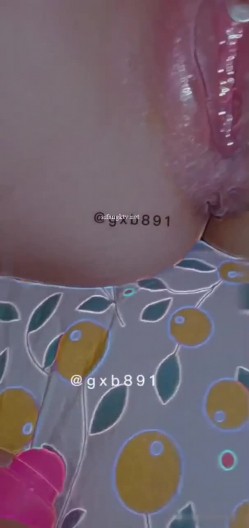 《极品反差淫妻泄密》真实骚妻居家活动无套内射刷锅第一人！推特网红NTR顶级绿帽奴GXB私拍调教啪啪3P美臀粉屄真不错 截图10