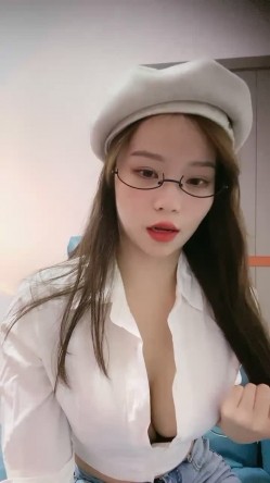 推荐！极品御姐 ️超骚~超漂亮~【模特伊伊】紧致牛仔长腿高跟。扭腰调戏极度诱惑 ️我已撸射好几回！！ 截图2