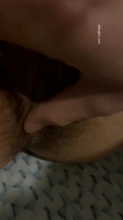 大哥出门做生意 嫂子一个人在家她的杯子里下点药 终于可以好好玩玩嫂子的小黑B了 截图3