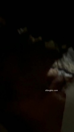 大哥出门做生意 嫂子一个人在家她的杯子里下点药 终于可以好好玩玩嫂子的小黑B了 截图5