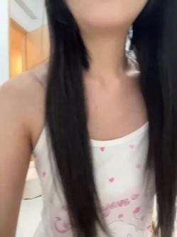 清纯学生 超级反差【qiqi_x】苗条身材 美腿细长又直 逼毛很长 口水 流白浆 叼内裤 跳弹自慰 截图3