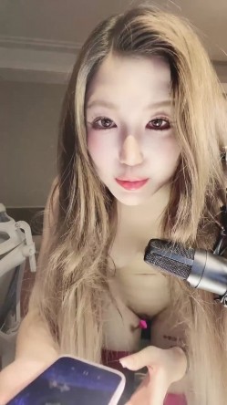 精品推荐 极品颜值美少女『熙酱』精剪性感抖胸大摆锤一字马全裸骚舞 截图1