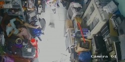 《居家摄像头破解》做电脑配件生意的老板和身材火爆的媳妇在办公桌上就开炮 截图1