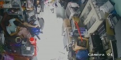 《居家摄像头破解》做电脑配件生意的老板和身材火爆的媳妇在办公桌上就开炮 截图2