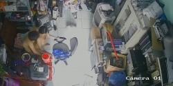 《居家摄像头破解》做电脑配件生意的老板和身材火爆的媳妇在办公桌上就开炮 截图4