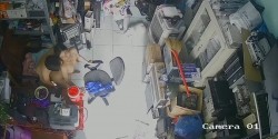 《居家摄像头破解》做电脑配件生意的老板和身材火爆的媳妇在办公桌上就开炮 截图5