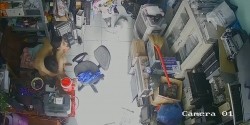 《居家摄像头破解》做电脑配件生意的老板和身材火爆的媳妇在办公桌上就开炮 截图7