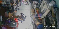 《居家摄像头破解》做电脑配件生意的老板和身材火爆的媳妇在办公桌上就开炮 截图9