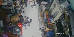 《居家摄像头破解》做电脑配件生意的老板和身材火爆的媳妇在办公桌上就开炮 截图10
