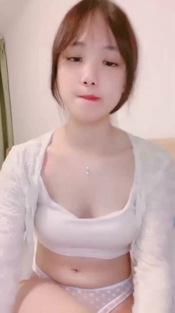 明星颜值极品美少女！难得收费房自慰！吊带小背心，情趣开裆内裤，脱光光自摸揉穴，震动棒抽插呻吟 截图1