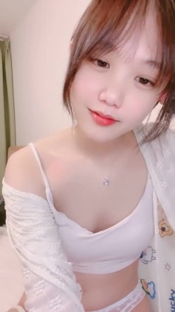 明星颜值极品美少女！难得收费房自慰！吊带小背心，情趣开裆内裤，脱光光自摸揉穴，震动棒抽插呻吟 截图2