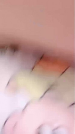 明星颜值极品美少女！难得收费房自慰！吊带小背心，情趣开裆内裤，脱光光自摸揉穴，震动棒抽插呻吟 截图16