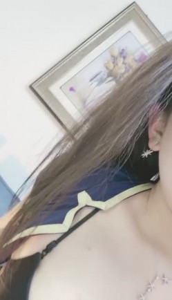 情趣制服新人美女！应观众要求秀一波！揉搓骚穴特写，跳蛋塞入开大档，流出淫水，叫起来太骚了 截图1