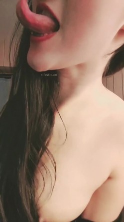 长舌精！超高颜值网红脸女神，超级超级骚！太TMD贱了 又骚又贱的，非常好动，舌头很长 舌功了得，身材很棒 各种姿势自慰插 截图15