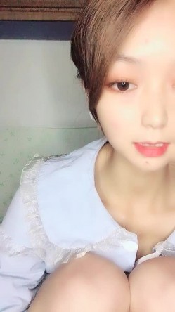 清纯美少女，宿舍自慰，手指掰穴角度很多，撅起屁股双洞可见，像是开发过了一样 截图3